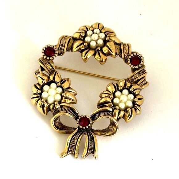 Avon Christmas Wreath Brooch Faux Pearl and Ruby colored stones - Picture 1 of 5